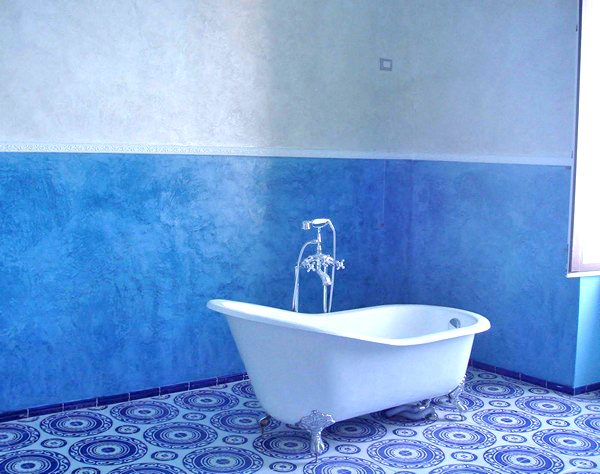 Синий цвет стен в ванной