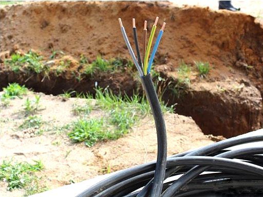 прокладка электрического кабеля под землёй